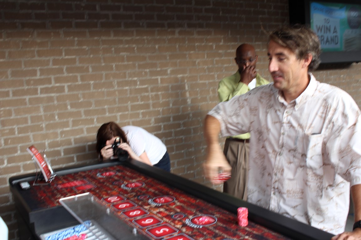 Mike jogando dados de rua