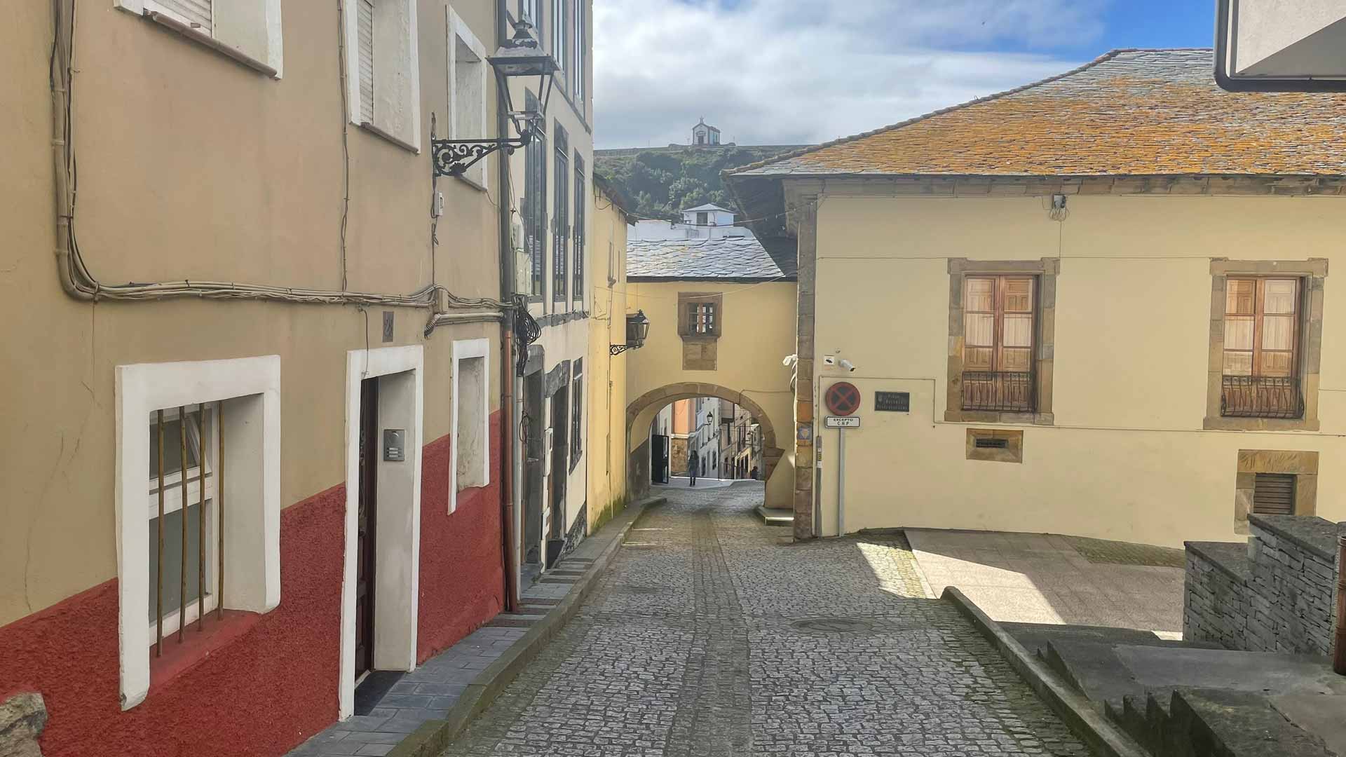 Prédio que se estende sobre a rua no Caminho de Santiago.