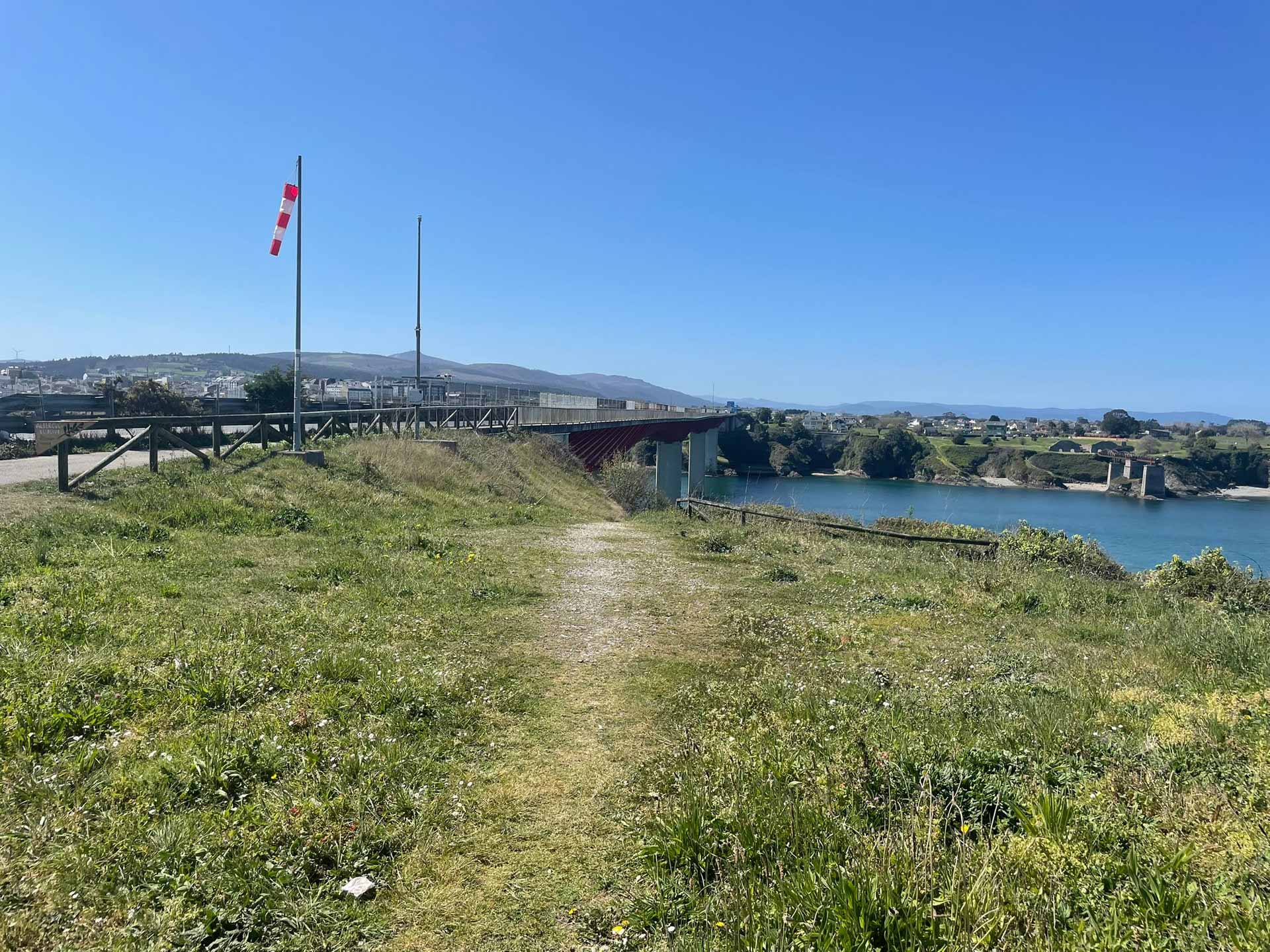Ponte em Ribadeo que atravessa a fronteira entre as Astúrias e a Galiza
