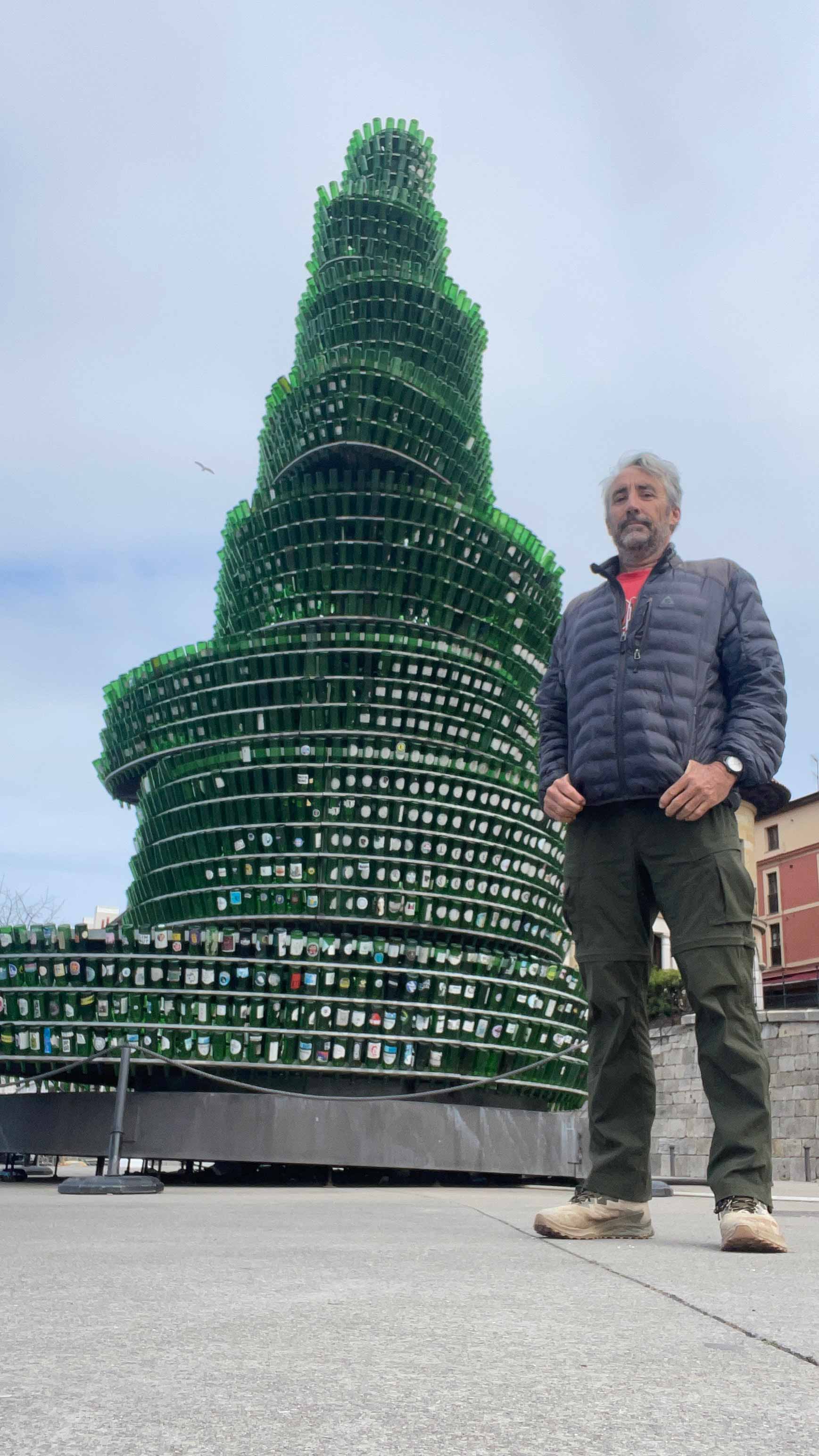Torre de garrafas de vinho em Gijón