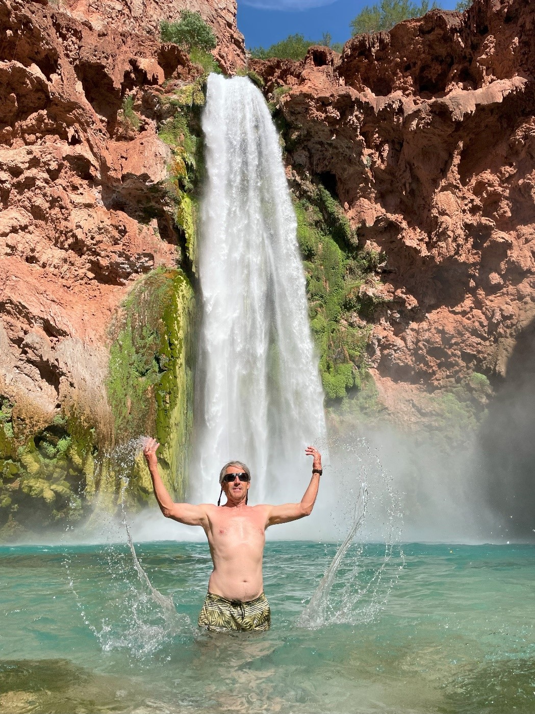 Brincando na cachoeira Havasupai.