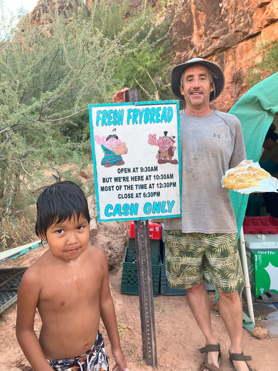 Esta é a barraquinha de pão frito logo acima das Cataratas de Havasupai.