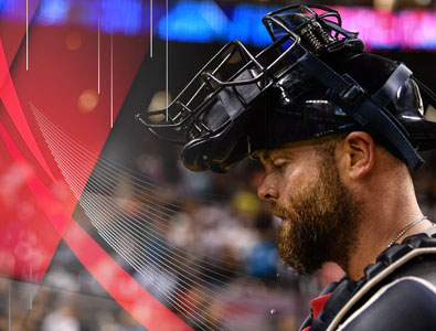 Brian McCann, do Atlanta Braves, anuncia sua aposentadoria do beisebol profissional após a derrota dos Braves nos playoffs.