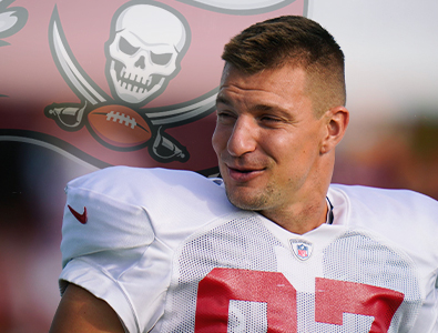 Rob Gronkowski, tight end do Tampa Bay Buccaneers, fala sobre sua preparação para assistir aos vídeos dos jogos.